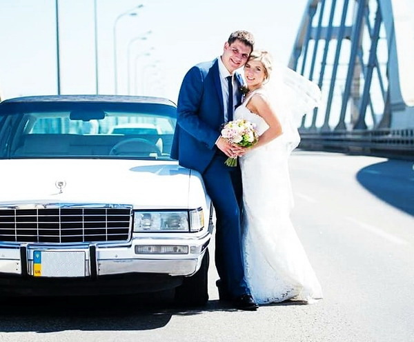 Cadillac Fleetwood белый ретро авто на прокат с водителем на свадьбу