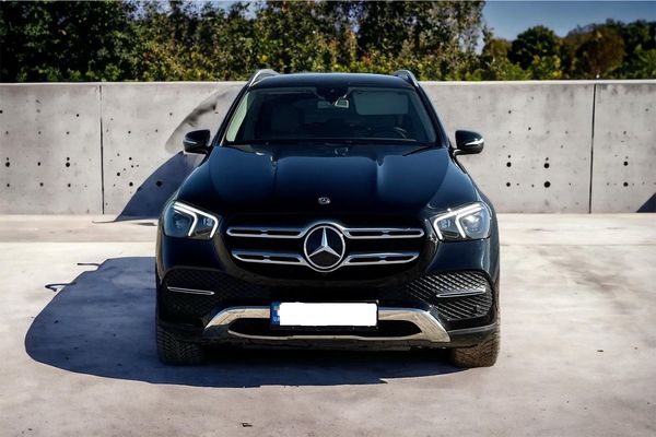 Bнедорожник Mercedes GLE 300d прокат с водителем без водителя