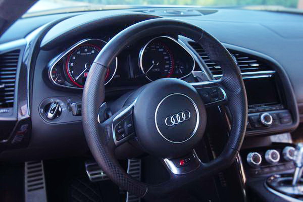 Audi R8 2013 год аренда спорткаров на свадьбу съемки на прокат в киеве
