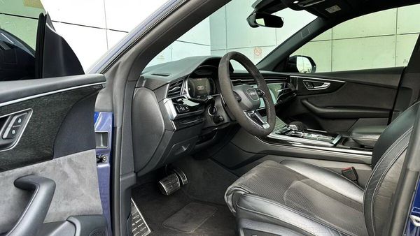 Bнедорожник Audi Q8 синий прокат аренда c водителем без водителя 