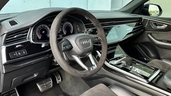 Bнедорожник Audi Q8 синий прокат аренда c водителем без водителя 