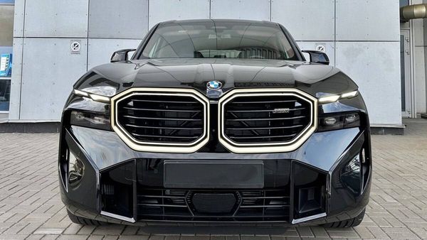 Внедорожник BMW XM HIBRYD прокат джип электро без водителя