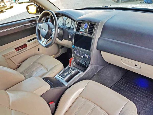 Chrysler 300C белый на прокат