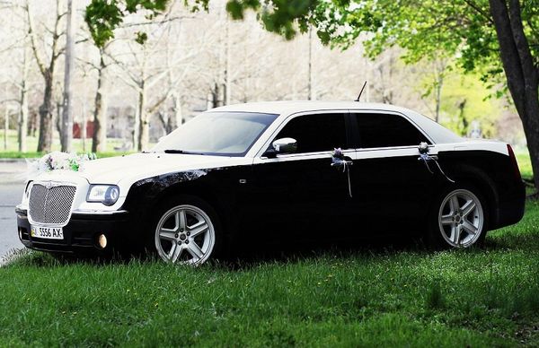 Chrysler 300C черно-белый заказать