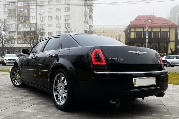 Chrysler 300C черный аренда авто на свадьбу заказать с водителем