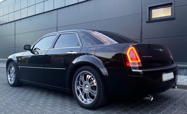 Chrysler 300C черный аренда авто на свадьбу заказать с водителем