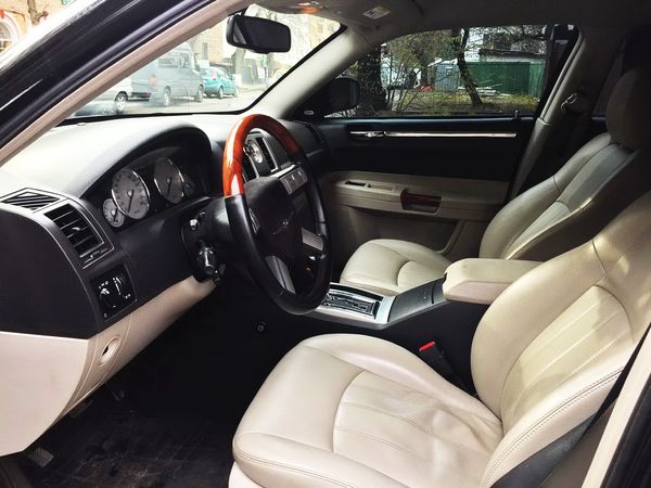 Chrysler 300C черный аренда авто на свадьбу заказать с водителем