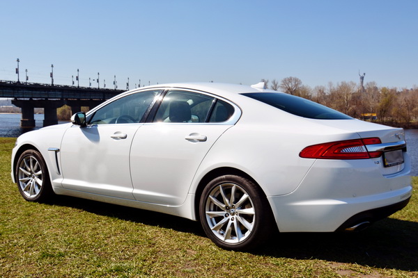 Jaguar XF белый прокат аренда на свадьбу