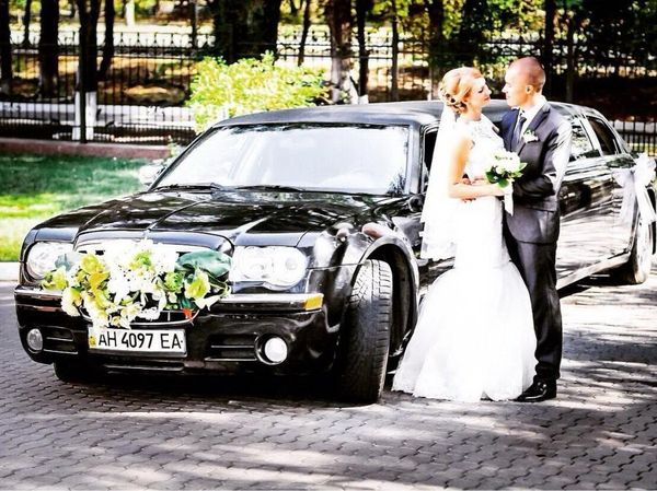 Limuzin-Chrysler 300С черный лимузин на свадьбу