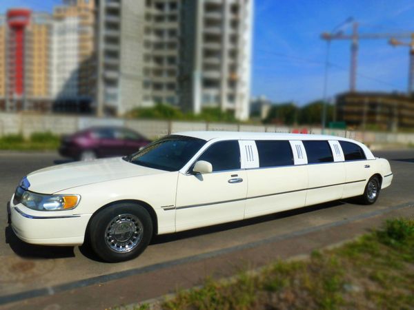 Lincoln Town Car 120 white