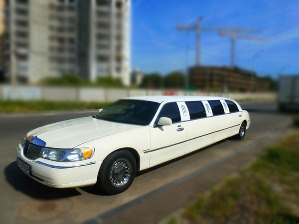 Lincoln Town Car 120 white