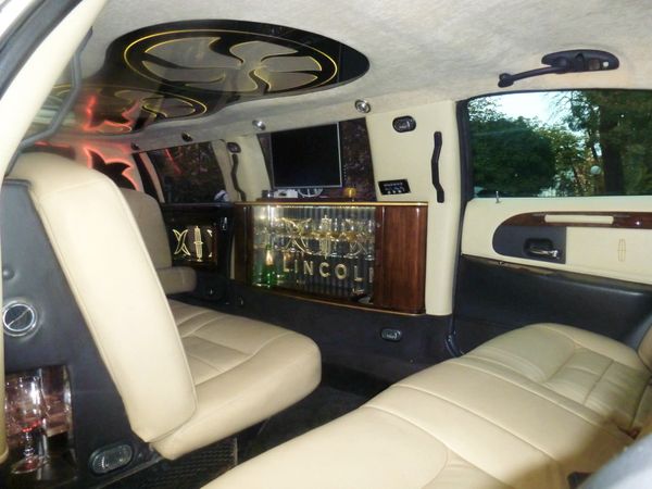 Lincoln Town Car 120 white