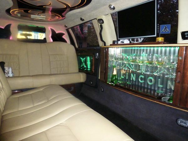 Lincoln Town Car 120 white