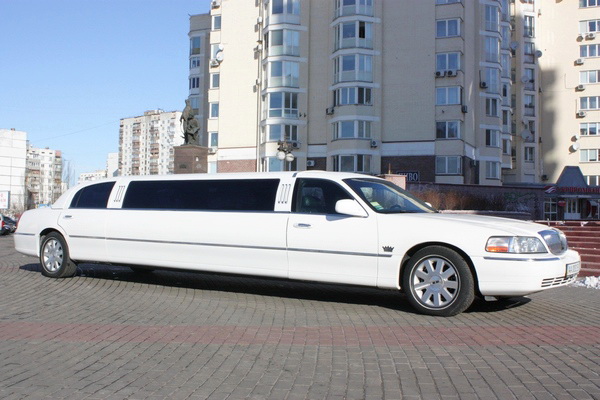 Lincoln Town Car 120 white