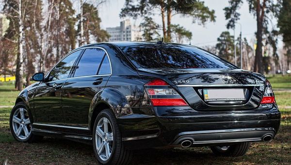 Mercedes W221 S550L AMG black прокат аренда мерседес с водителем без водителя