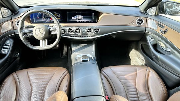 Mercedes-Benz S63 AMG 4MATIC W222 Restyling с водителем без водителя