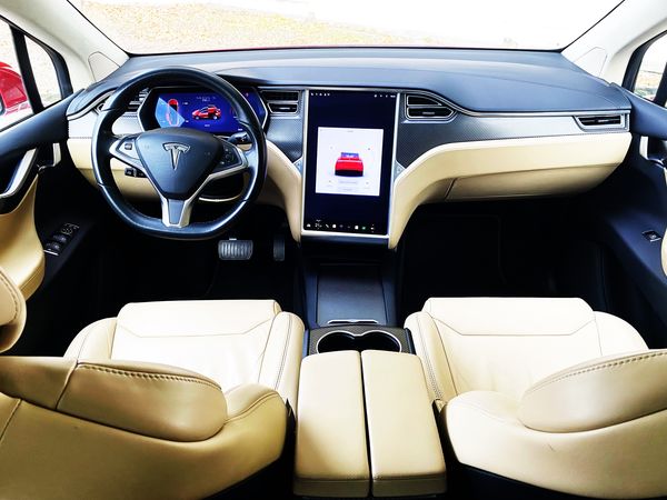 Внедорожник Tesla Model X 75D прокат аренда на свадьбу без водителя