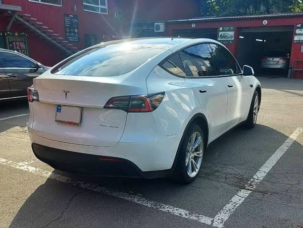 Tesla Model Y внедорожник белый аренда авто на свадьбу