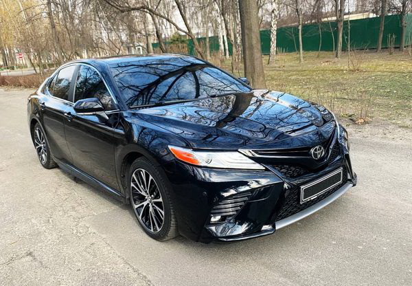 Toyota Camry 2020 аренда прокат с водителем без водителя