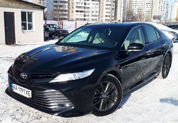 Toyota Camry V70 черная 2019 заказать на свадьбу киев
