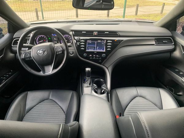 Toyota Camry 2020 аренда прокат с водителем без водителя