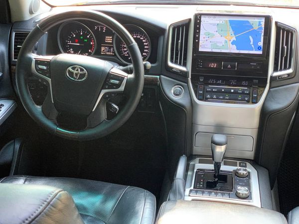 Внедорожник Toyota Land Cruiser 200 прокат аренда с водителем без водителя