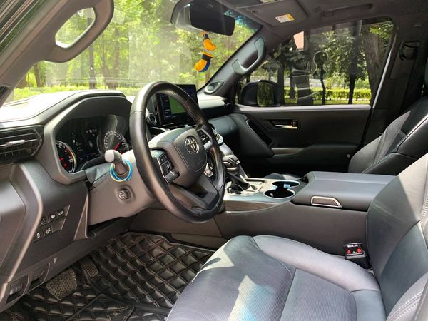 Toyota Land Cruiser 300 прокат джип с водителем на свадьбу Киев