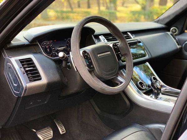 Range Rover Sport SVR черный в аренду с водителем без водителя на прокат