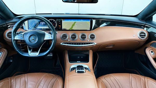 Спорткар Mercedes-Benz W217 S560 AMG Coupe черный на прокат без водителя