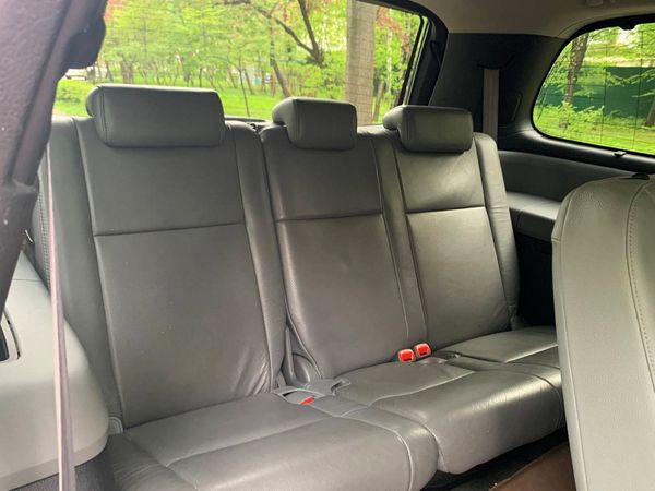 Внедорожник Toyota Sequoia серебристая аренда джип с водителем на свадьбу трансфер