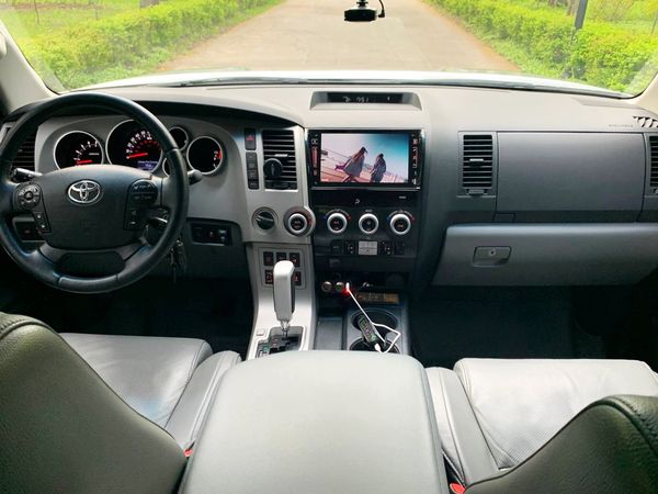 Внедорожник Toyota Sequoia серебристая аренда джип с водителем на свадьбу трансфер