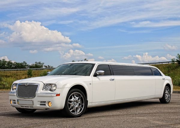 Chrysler 300C white 