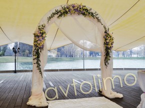 Свадебная арка из живых цветов