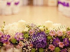 Украшение свадебного стола молодых цветами, композиция на стол молодоженов