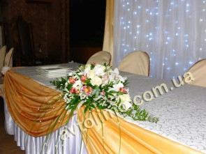 Украшение свадебного стола молодых цветами, композиция на стол молодоженов