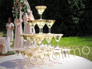 Пирамида фонтан из шампанского на свадьбу