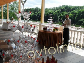 Пирамида фонтан из шампанского на свадьбу