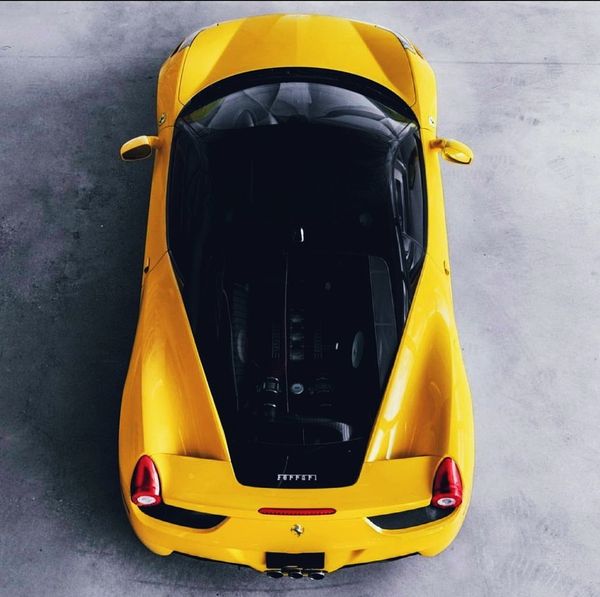 Спорткар Ferrari 458 Italia Daytona желтый прокат аренда в Киеве