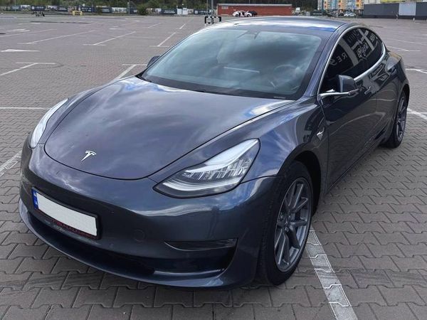 Электрокар Tesla Model 3 серая прокат без водителя аренда с водителем 