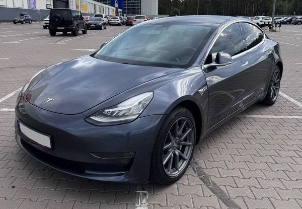 Электрокар Tesla Model 3 серая прокат без водителя аренда с водителем 