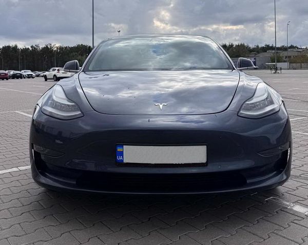 Электрокар Tesla Model 3 серая прокат без водителя аренда с водителем 