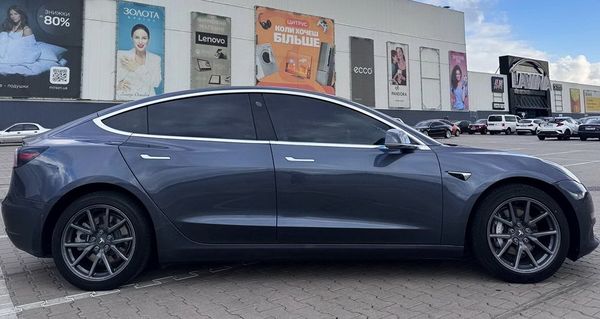 Электрокар Tesla Model 3 серая прокат без водителя аренда с водителем 