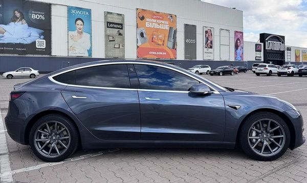 Электрокар Tesla Model 3 серая прокат без водителя аренда с водителем 