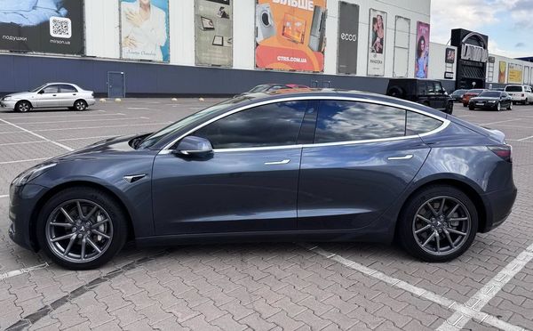 Электрокар Tesla Model 3 серая прокат без водителя аренда с водителем 