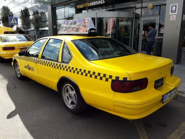 Chevrolet Caprice аренда авто желтое такси  на съемки в Киеве
