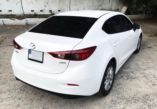 Mazda 3 белая заказать на свадьбу аренда авто мазда в Киеве