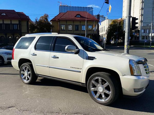 Внедорожник Cadillac Escalade белый аренда авто на свадьбу