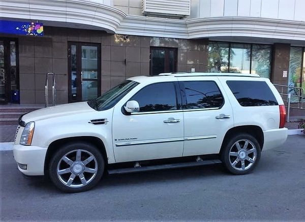 Внедорожник Cadillac Escalade белый аренда авто на свадьбу