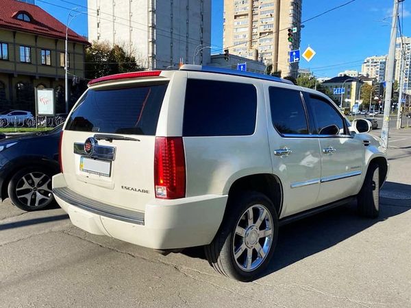 Внедорожник Cadillac Escalade белый аренда авто на свадьбу