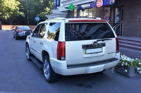 Внедорожник Cadillac Escalade белый аренда авто на свадьбу